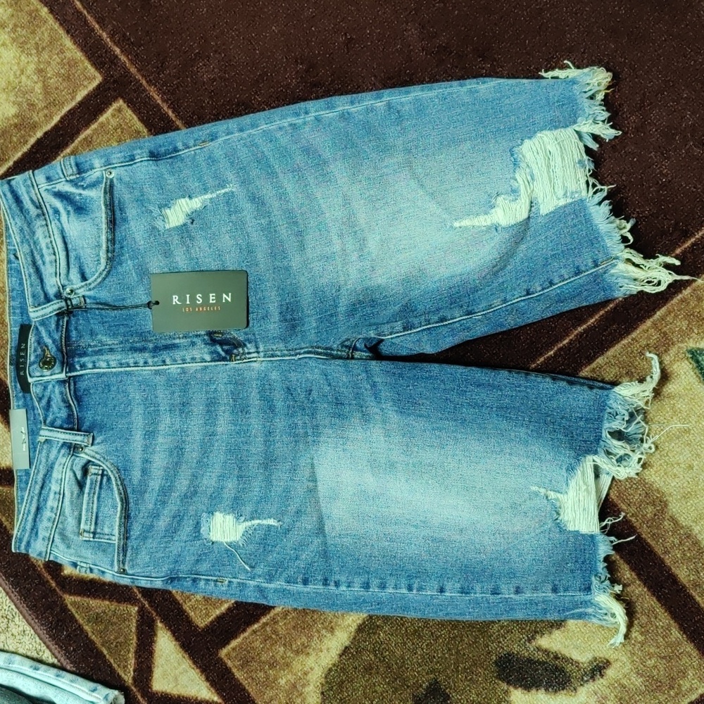 Risen knee length shorts with distressing.